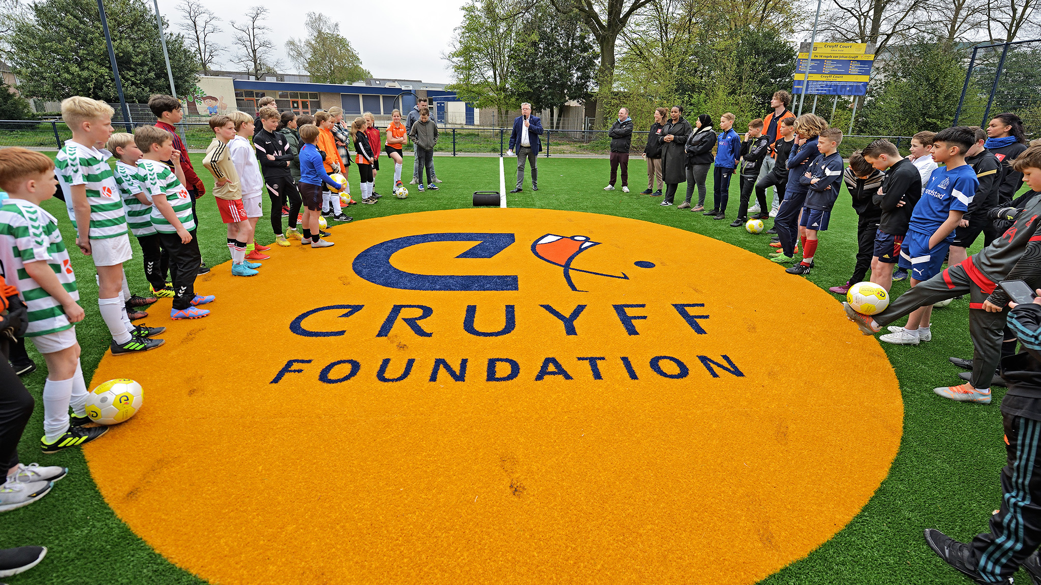 Wethouder Harold van den Broek heropende het opgeknapte Cruyff Court aan de Accordeonstraat in Uden. Foto Marc van Zuylen 