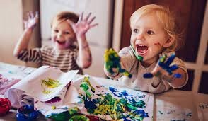 Kinderen spelen met verf