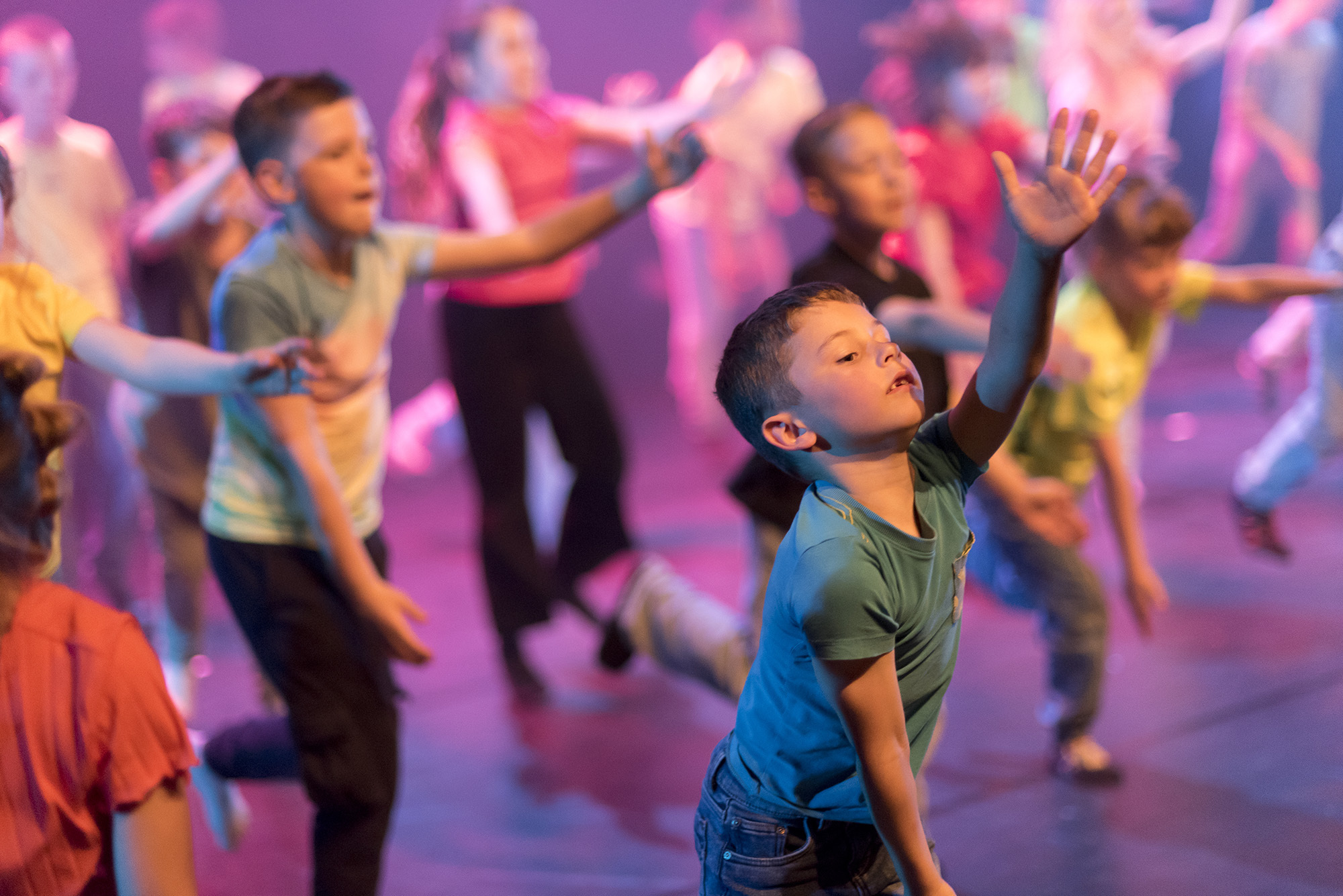 leerlingen van Obs Camelot doen slotdans tijdens de Xpress voorstelling in Markant Ze dansen op ‘Bella Ciao’. (Foto door Fieke van Berkom)
