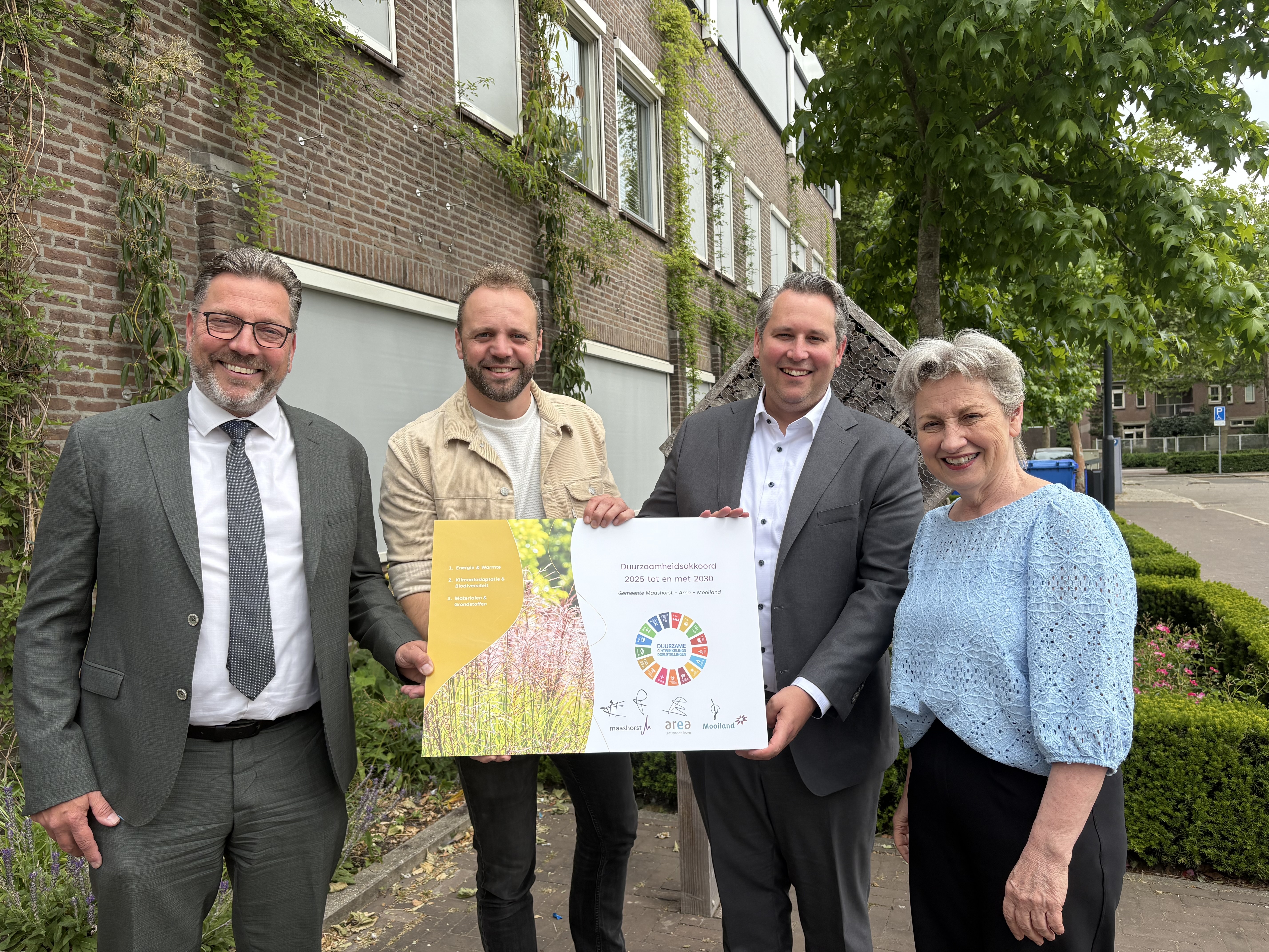 v.l.n.r. wethouder Franko van Lankvelt (Wonen), wethouder Jeroen van den Heuvel (duurzaamheid), bestuurder Patrick Barské (Area) en bestuurder Carly Jansen (Mooiland)