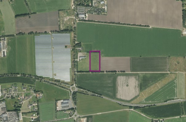 Dit is een kaart van bovenaf genomen. Het beoogde terrein is zichtbaar. Dit is met een paars vierkant aangegeven op de tekening.