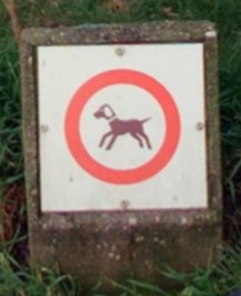 Aanduiding verbodsgebied voor honden. Honden zijn in deze gebieden niet welkom.
