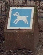 Aanduiding van (omheind) uitlaatgebied. Honden mogen hier vrij rondlopen en uitwerpselen mogen blijven liggen.