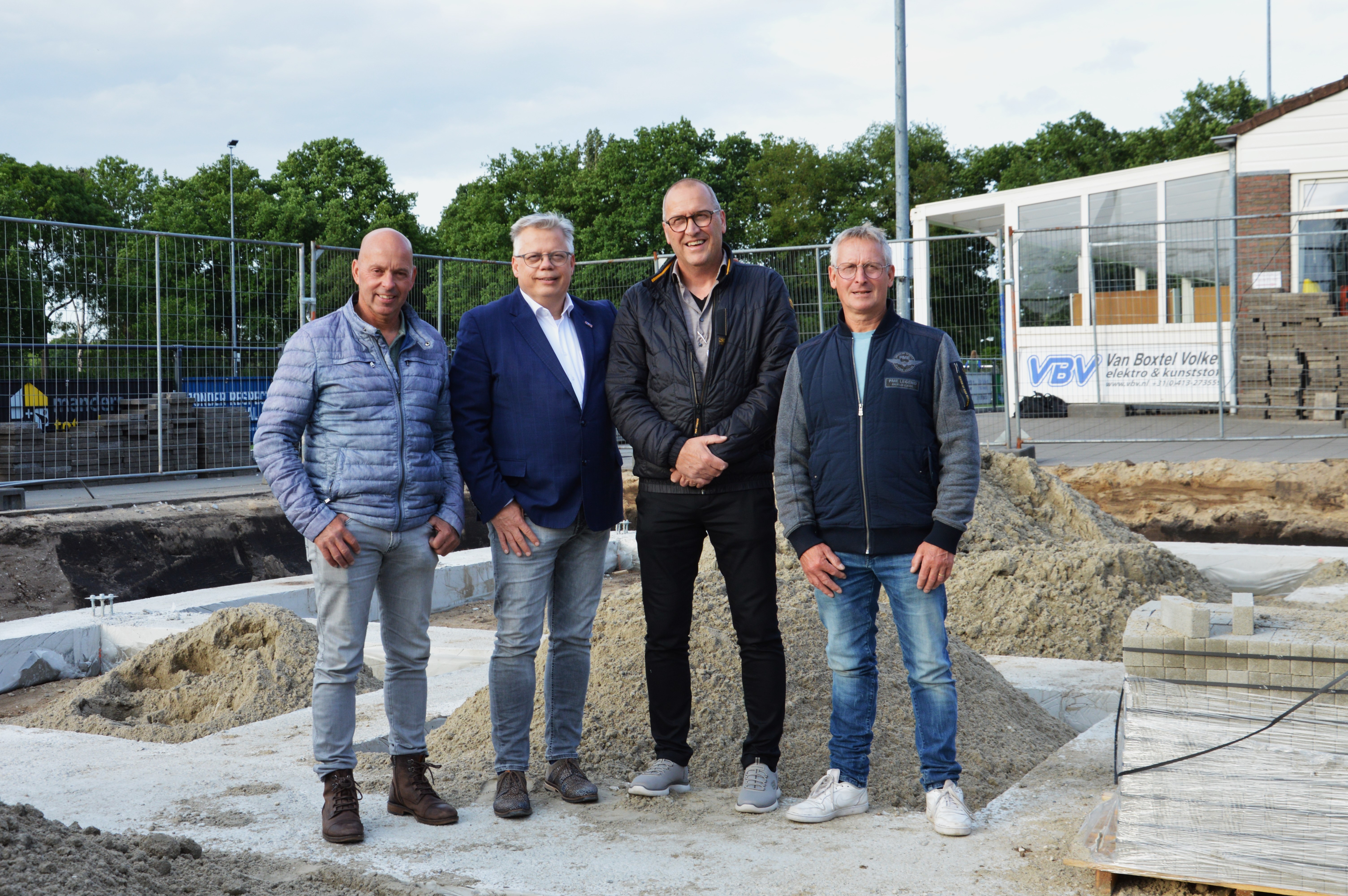 v.l.n.r. Fred van Boxtel (RkSV Volkel), Wethouder Van den Broek (sport en maatschappelijk vastgoed), Dirk Verwijst (voorzitter RkSV Volkel) en Frans Bongers (RkSV Volkel) bij de bouw van de nieuwe kleedaccommodatie