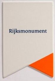 Wit schildvormig bord voor rijksmonumenten, met de tekst ‘Rijksmonument’ en een oranje hoekvlak. Dit is het standaard landelijk gebruikte rijksmonumentenschildje.