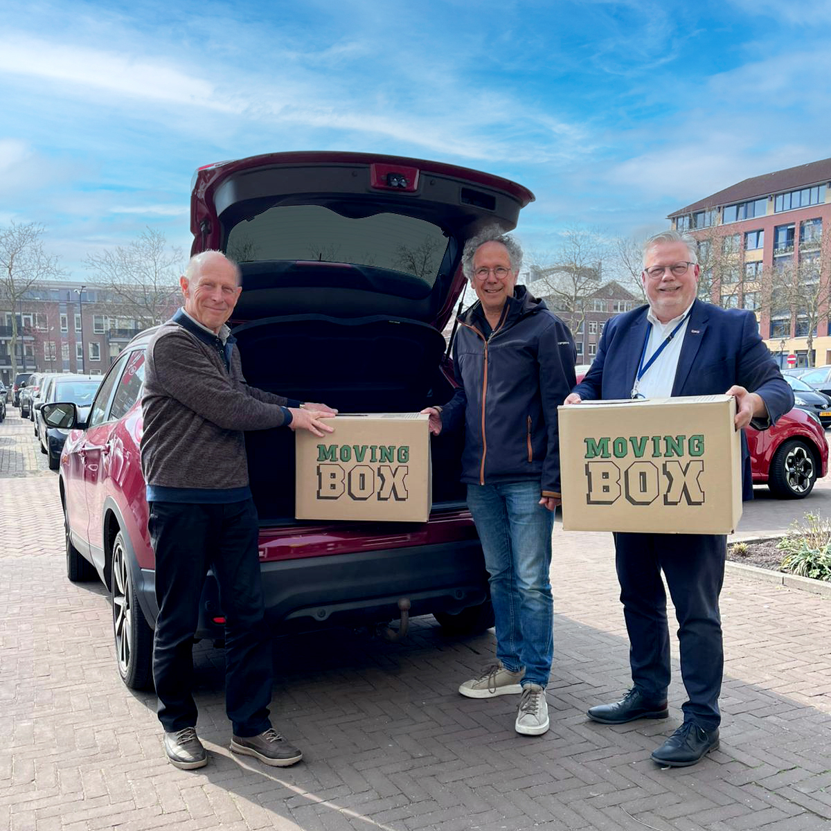 Van links naar rechts voorzitters Gerard Selten (Heemkundekring Zeeland)en Jack Ruijters  (Heemkundekring Schaijk-Reek) nemen van wethouder Van den Broek (kunst en cultuur) de archiefdozen  van de NCB in ontvangst.