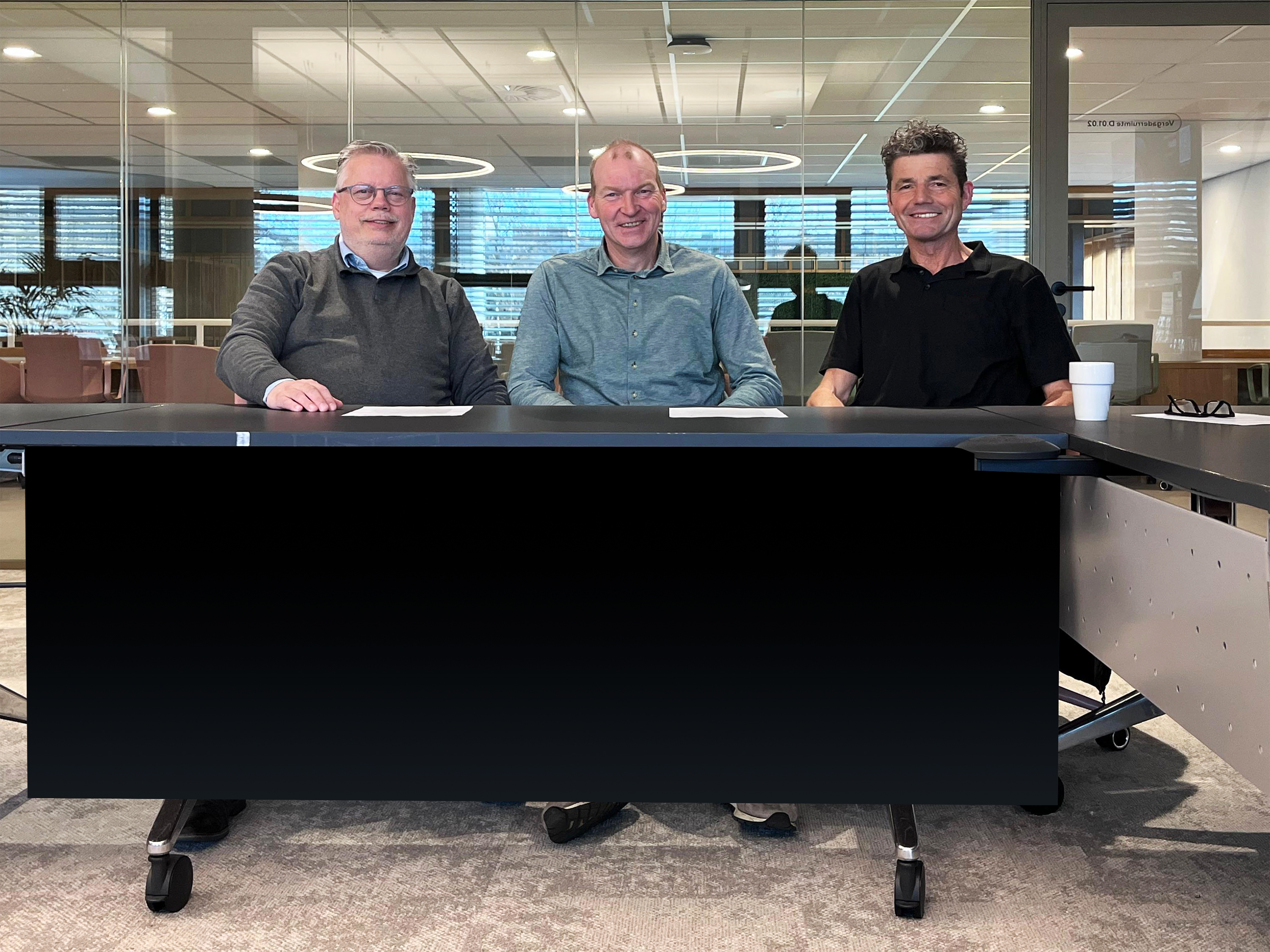 Van links naar rechts wethouder Van Den Broek (Sport), John Wijdeven (voorzitter FC de Rakt) en Jan van den Elzen (oud voorzitter) geven toelichting tijdens het persgesprek.