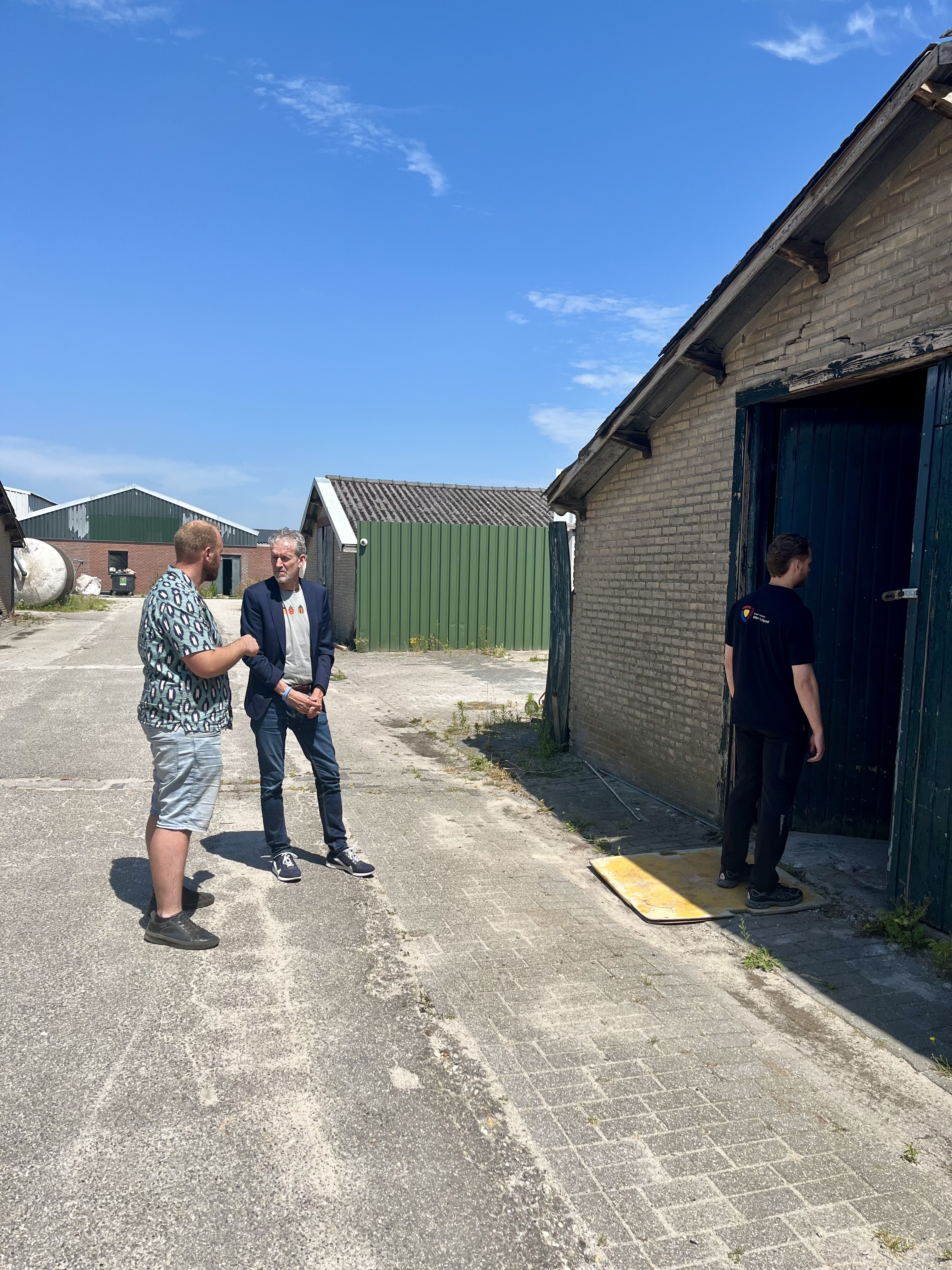Burgemeester Hans van der Pas in gesprek met een agrarisch ondernemer tijdens de  actiedag op 23 juni