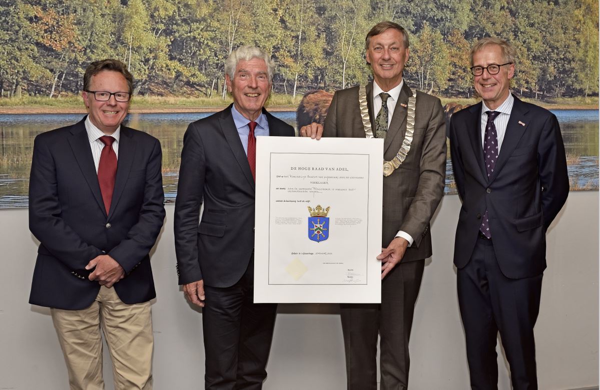 Burgemeester Rüpp krijgt het wapendiploma van de Hoge Adel